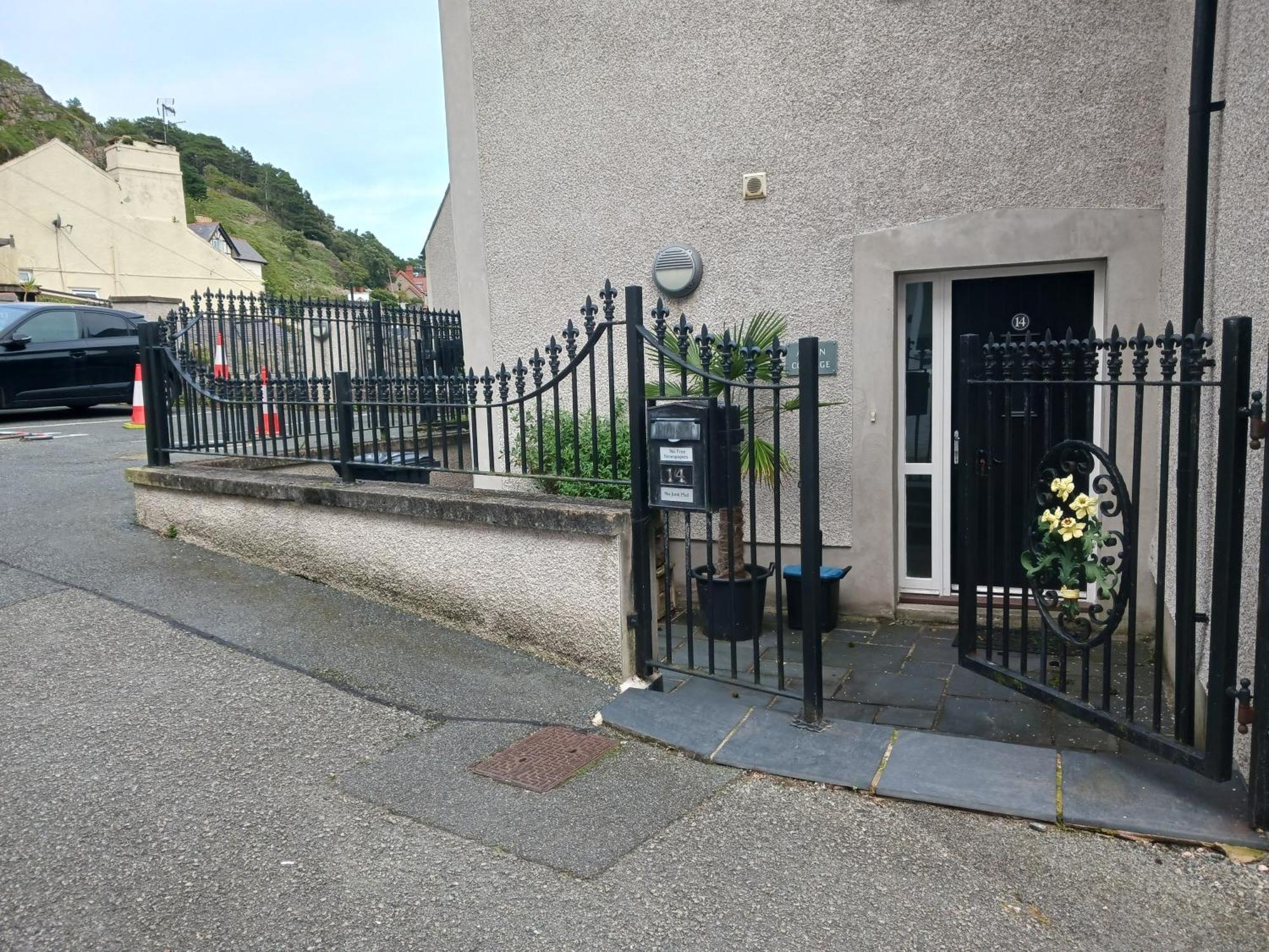 Bodlondeb Castle Bed & Breakfast { Central Llandudno} Extérieur photo